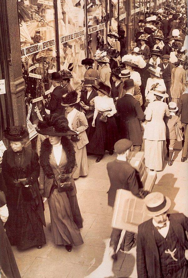 8. 1908 yılında, Londra'da alışveriş yapan bir grup insan.