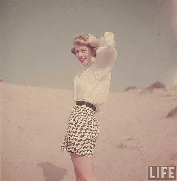 11. Kaliforniya'da bir kadın plaja giderken, 1950'ler.