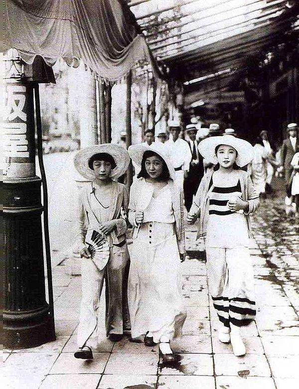 16. Kageyama Koyo, Japonya'da üç moga (modern) kız, 1928.
