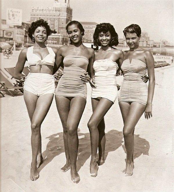 29. Plajdaki dört kadın, 1950'ler.