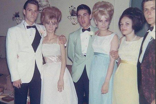 31. Baloya giden bir grup genç, 1960'lar.