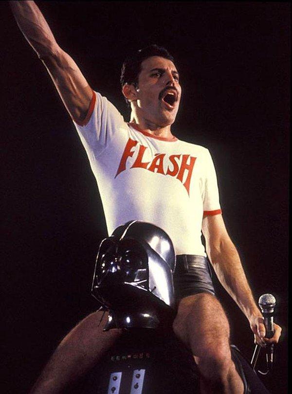 38. Freddie Mercury, Darth Vader'ı sürerken, 1980.
