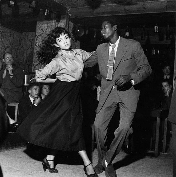 46. 1951 yılında Paris, Fransa'da bir caz barda dans eden bir çift.