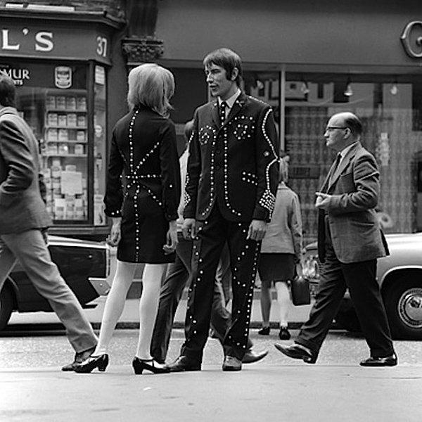 49. Carnaby Caddesi'nde gezen Londra halkı, 1966.