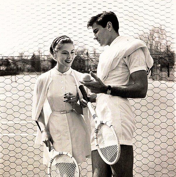 50. Vogue için tenis kıyafetlerini sergileyen modeller.