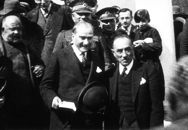 16. "Kadınlarımız için asıl mücadele alanı, asıl zafer kazanılması gereken alan, biçim ve kılıkta başarıdan çok, ışıkla, bilgi ve kültürle, gerçek faziletle süslenip donanmaktır. Ben muhterem hanımlarımızın Avrupa kadınlarının aşağısında kalmayacak, aksine pek çok yönden onların üstüne çıkacak şekilde ışıkla, bilgi ve kültürle donanacaklarından asla şüphe etmeyen ve buna kesinlikle emin olanlardanım."