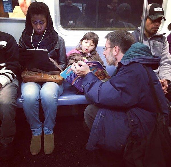 8. Metroda bile hikaye okuma görevini unutmayan baba...