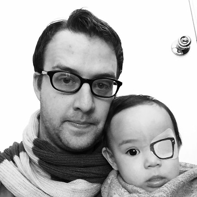 11. Göz bandı takması gereken kızına, dekoratif çizimlerle hastalığını unutturan baba...