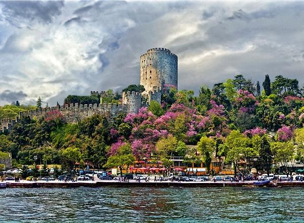 19. Özellikle bahar aylarında İstanbul'u gezme içgüdünüze karşı koyamamak ve bu nedenle bahar dönemlerinde not ortalamasının dibi görmesi.