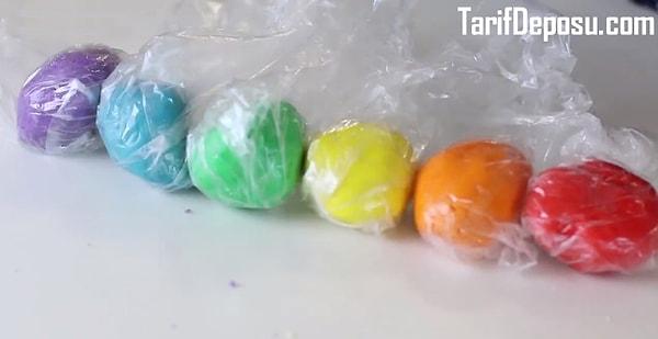 4. Her parçayı gıda boyasıyla renklendirerek yuvarlak top haline getirin