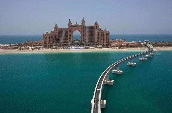 Yapay bir ada üzerine inşa edilmiş, dünyanın en pahalı otellerinden biri olan Atlantis Hotel.