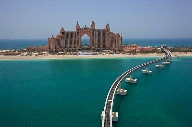 Yapay bir ada üzerine inşa edilmiş, dünyanın en pahalı otellerinden biri olan Atlantis Hotel.