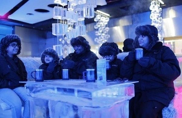 Çölün ortasında Buz Kafe’de sıcak bir içecek içmeye ne dersiniz?