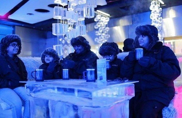 Çölün ortasında Buz Kafe’de sıcak bir içecek içmeye ne dersiniz?