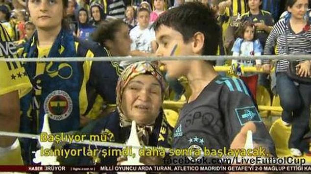 17. Görme engelli kardeşimize maçı anlatmaya çalışan annemiz.