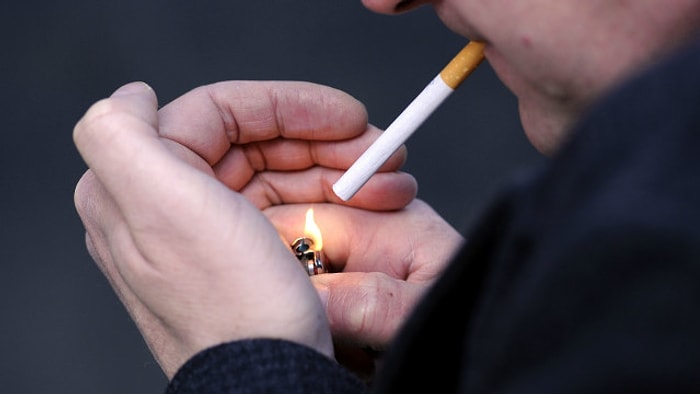 Mahkeme Kendi Evinde Sigara İçmesini Yasakladı