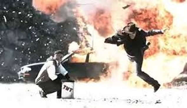 2. Tv'de dolaşırken çılgın patlama sahneleriyle "Aaa bu ne böyle" diye tepki vererek izlemeye başladık.