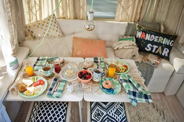 4. День начинается с завтрака, где они захотят.