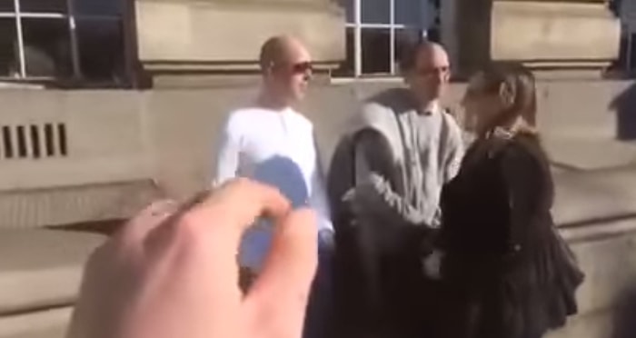 Sokakta Gördüğü Kel Adamların Kafasını Okşayan Rahatsız Adam