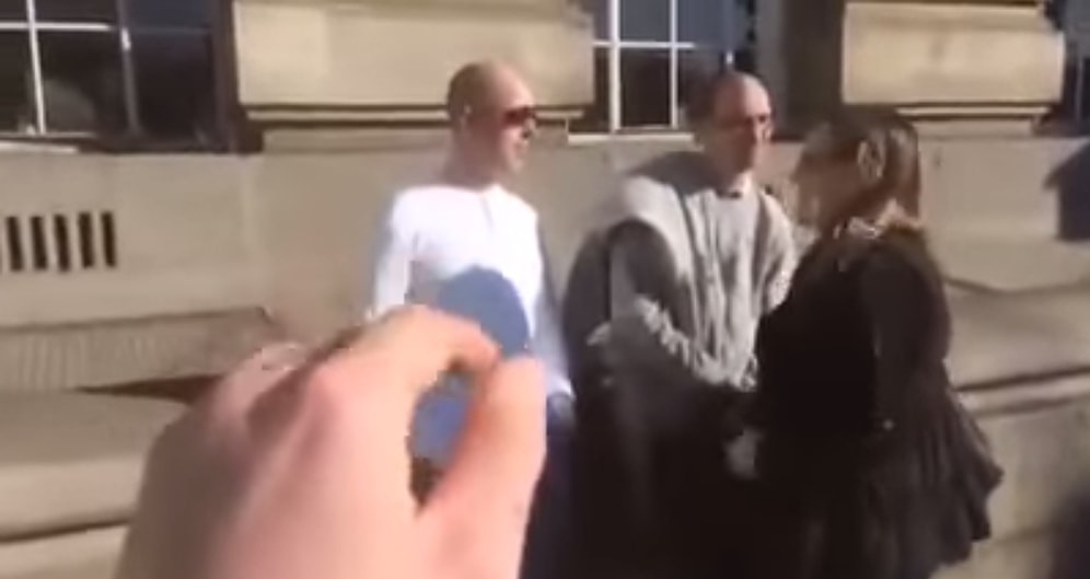 Sokakta Gördüğü Kel Adamların Kafasını Okşayan Rahatsız Adam