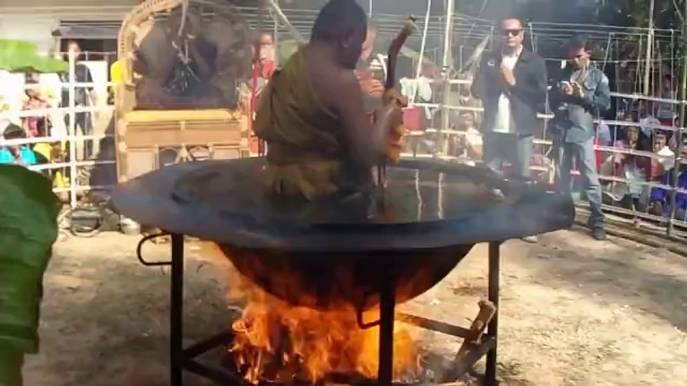 Kızgın Yağ İçinde Pembeleşinceye Kadar Meditasyon Yapan Adam