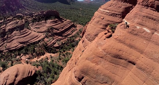 Yer Çekimine Meydan Okuyarak Dağ Yamacında Bisiklete Binen Adam
