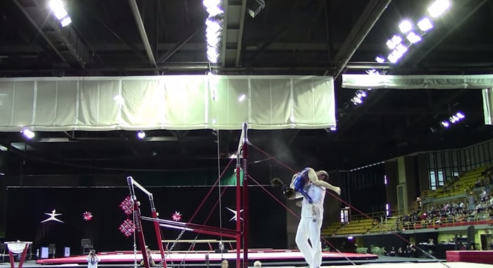 Koçtan Jimnastikçi Kızın Düşmesini Engelleyen İnanılmaz 2 Refleks Hareketi