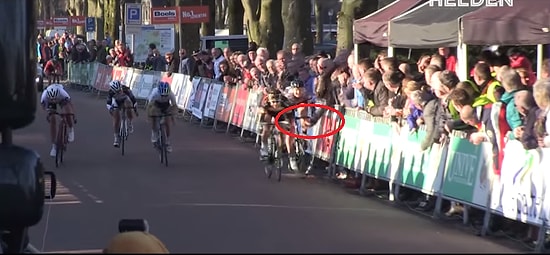 Yarış Sırasında Seyircinin Müdahalesi ile Çok Sert Kaza Yapan Bisikletli