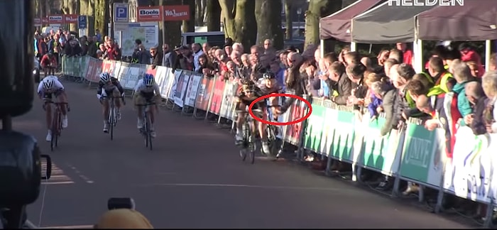 Yarış Sırasında Seyircinin Müdahalesi ile Çok Sert Kaza Yapan Bisikletli