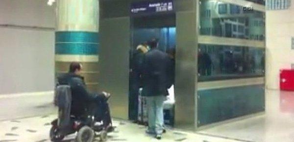 14. ve metrolarda, AVM'lerde engellilerin, çocuk arabalıların, hamilelerin kullanması için yapılan asansörleri yürüyen merdiven kullanmaya üşendiği(!?!?!?!?) için  kullanan insanlar