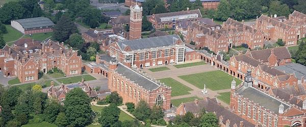 Okulun adı Christ's Hospital College. Okulda 10-11 yaş arasında başlayan yatılı eğitimin süresi 7 yıl, yani Hogwarts'la birebir aynı.