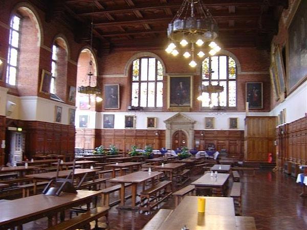 Okulda Hogwarts'taki gibi büyük bir yemek salonu var; öğrenciler uzun sıralara yan yana oturuyor ve öğretmenler salonun ucunda bir üst platformda duruyor.