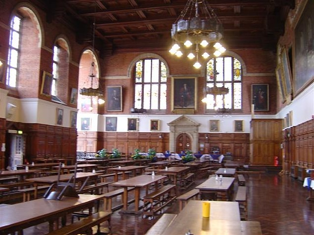 Okulda Hogwarts'taki gibi büyük bir yemek salonu var; öğrenciler uzun sıralara yan yana oturuyor ve öğretmenler salonun ucunda bir üst platformda duruyor.
