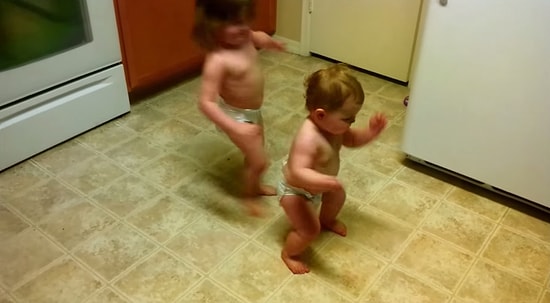 Yürümeyi Öğrenmeden Dans Etmeyi Öğrenen Bebek