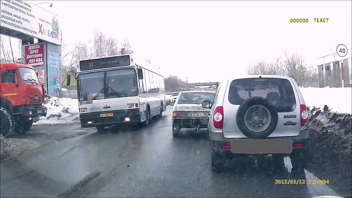 Trafikte Duran Araca Sinirlenip Tekme Atarak İlerleten Adam