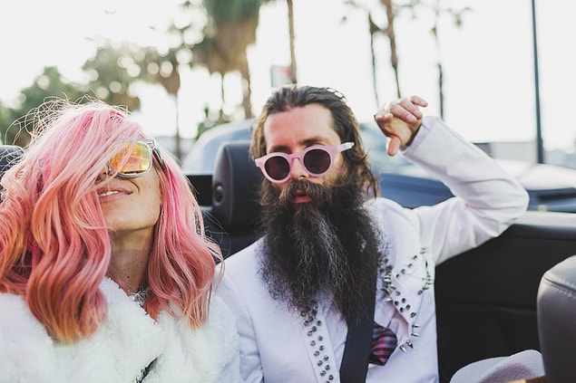 1. Sticks and Stones Agency'nin yaratıcıları olan Avustralyalı çift, Ainsley Hutchence ve Sebastien Fogere, Vegas'a gitmeyi ve alışılagelmedik bir düğün yapmayı planladılar.