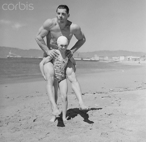1. 30 kg olan vücut geliştiricisi Patricia O'Keefe, 90 kg'lık adamı taşırken, 1940.