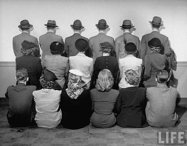 11. Macy’s dükkanı için poz veren ve kimlikleri ortaya çıkmasın diye arkası dönük detektifler, 1948.