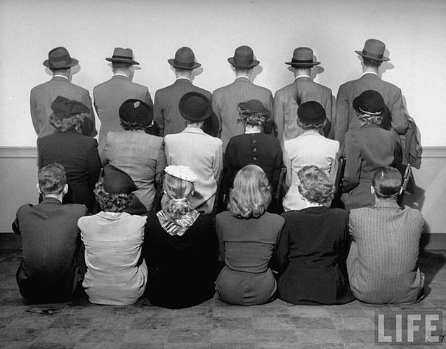 11. Macy’s dükkanı için poz veren ve kimlikleri ortaya çıkmasın diye arkası dönük detektifler, 1948.