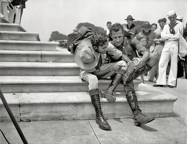 12. 13.000 km yürüdükten sonra botlarını kontrol eden izciler. Rekor bir rakamla ilerleyen Boy Scout Jamboree. toplam 2 yıl boyunca Hergün 40 km yürümüşler, 1937.