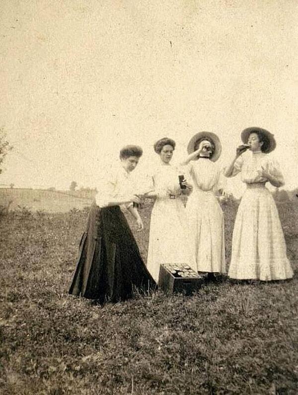 15. Bahar Tatilinde içki içerken görüntülenen öğretmenler, 1910.