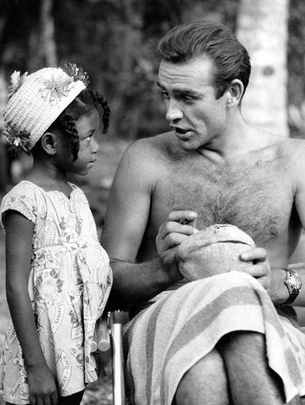 19. Dr.No setinde Sean Connery, Jamaikalı bir hayranı için hindistan cevizi imzalarken, 1962.