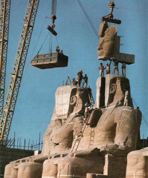 21. Ramses'in heykelinin, Asvan Barajı sırasında sökülüp yerinin değiştirildiği zamanın fotoğrafı, 1967.