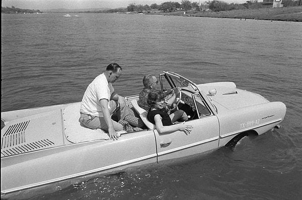 24. Başkan Lyndon B. Johnson, suda yüzebilen arabasını sürerken. Herhangi biri onu çiftliğinde ziyarete geldiğinde arabasını göle doğru sürermiş, 1965.