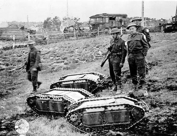 25. İngiliz askerleri, Alman Goliath tank avcılarıyla poz verirken. Bu araçlar tankların altına girip onları patlatıyormuş, 1939-1945.