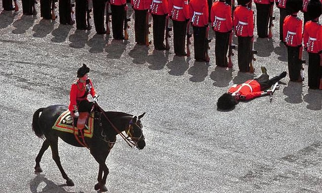 33. Tören sırasında Kraliçe İkinci Elizabeth'in geçişinde bayılan koruma askeri, 1970.