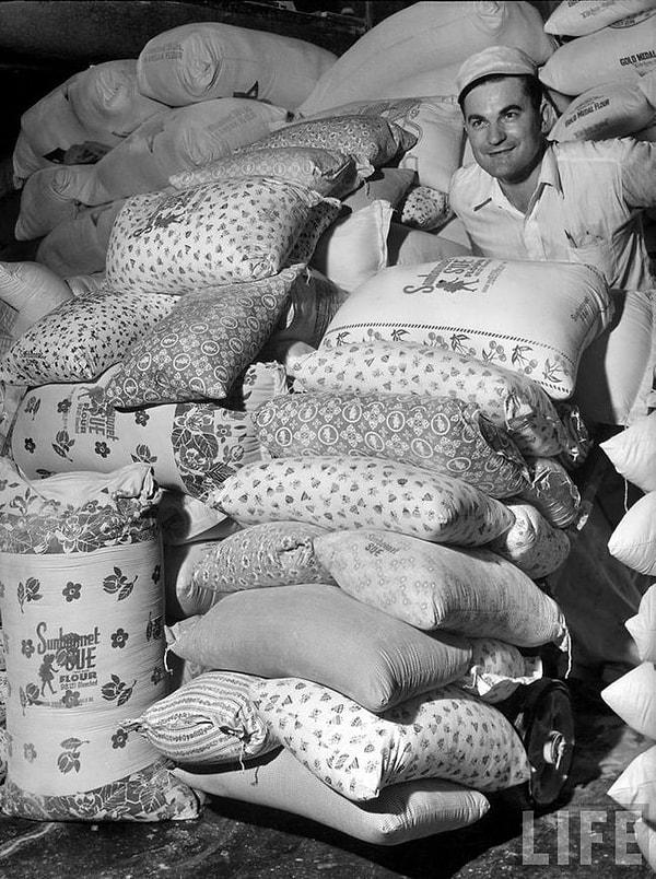 34. Yoksul kadınların un çuvallarından çocuklarına elbise diktikleri fark edilince, bazı şirketler çiçekli çuvallar üretmeye başlamış, 1939.
