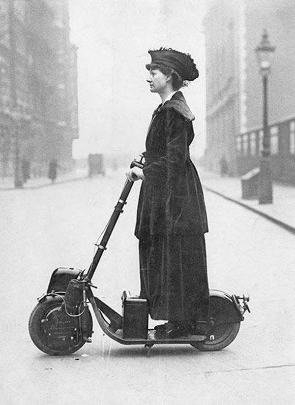 38. Elektrikli scooter süren kadın, 1916.