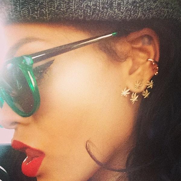 Rihanna'da Ear Jacket kullananlardan.