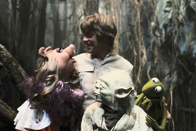 2. Kermit ve Piggy, Mark Hamill ve Yoda'yı Dagobah setinde ziyaret etmişe benziyor.